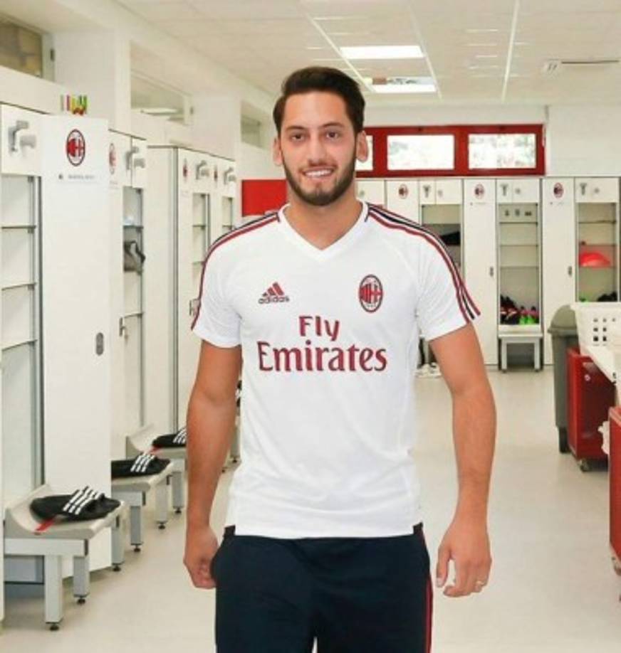 El AC Milan se sigue reforzando e hizo oficial el fichaje de Calhanoglu que llega procedente del Bayern Leverkusen de Alemania.