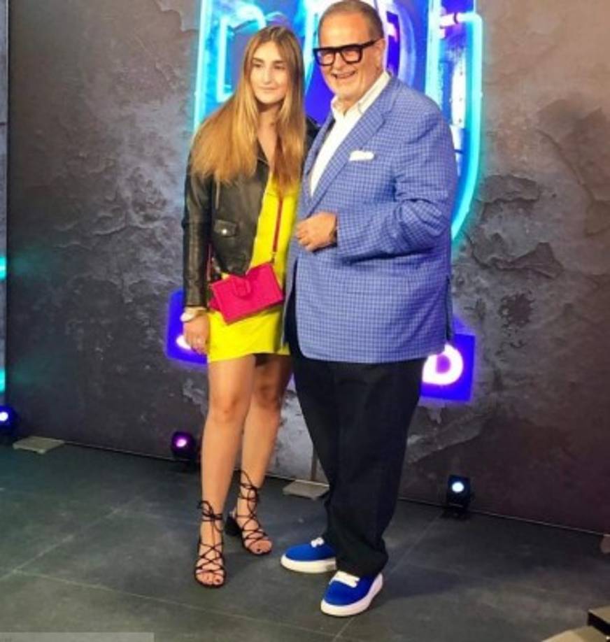 Raúl de Molina llegó casual acompañado de su hija, Mia De Molina.