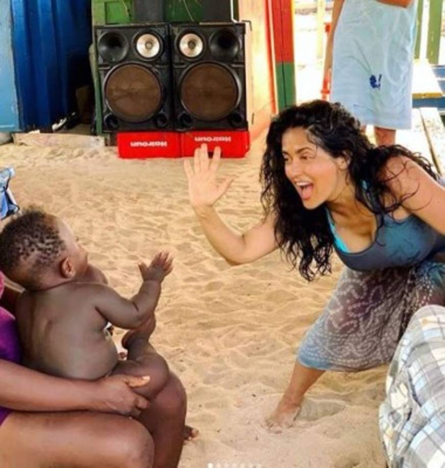 'Cuando vas a la playa y te enamoras de un bebé que no es tuyo!', escribió junto a las imágenes que enamoraron a millones.