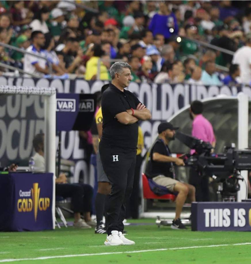 Diego Vázquez vivió el partido a pie de campo y con cada gol de México su rostro iba cambiando.