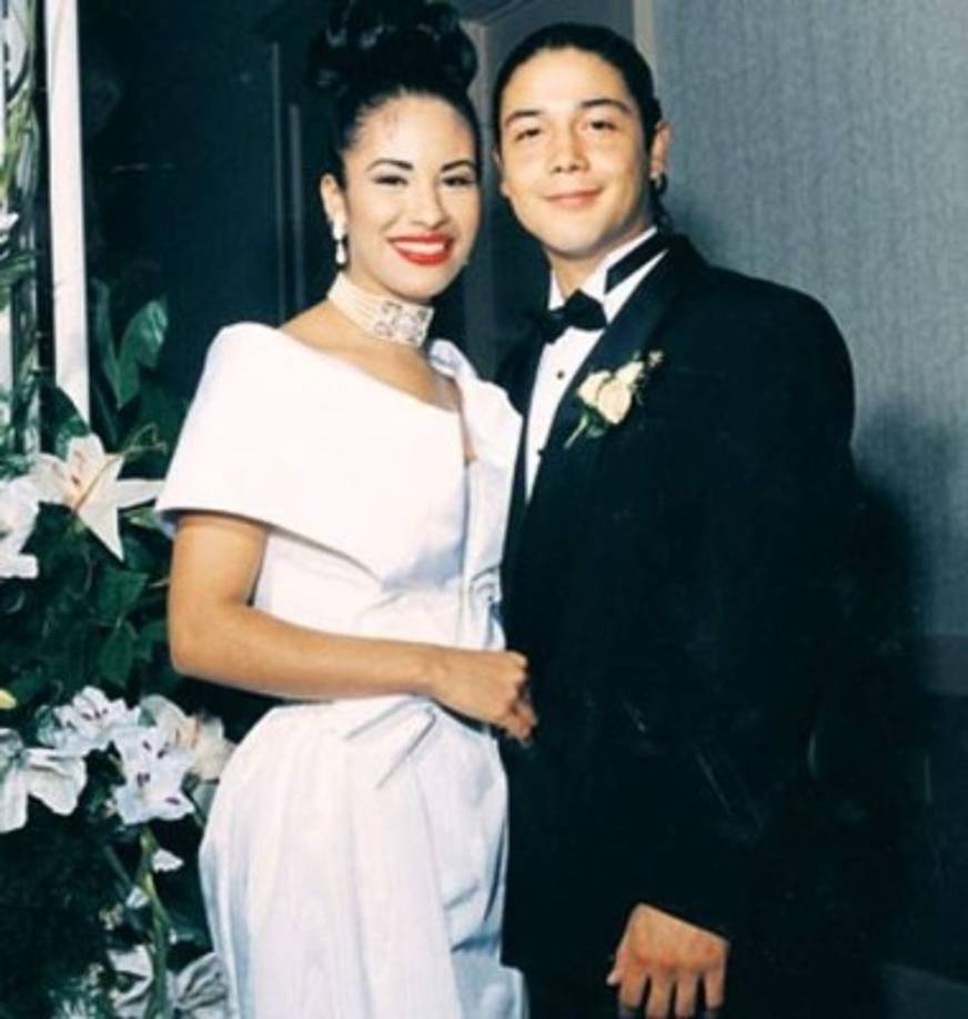 Los padres de Selena casi que no aceptan a Chris en su familia. En 1992, Selena se casó con Chris, el bajista de su orquesta, a escondidas de su padre. A pesar de todos los inconvenientes Chris describe al padre de Selena como alguien admirable a quien respeta. <br/>