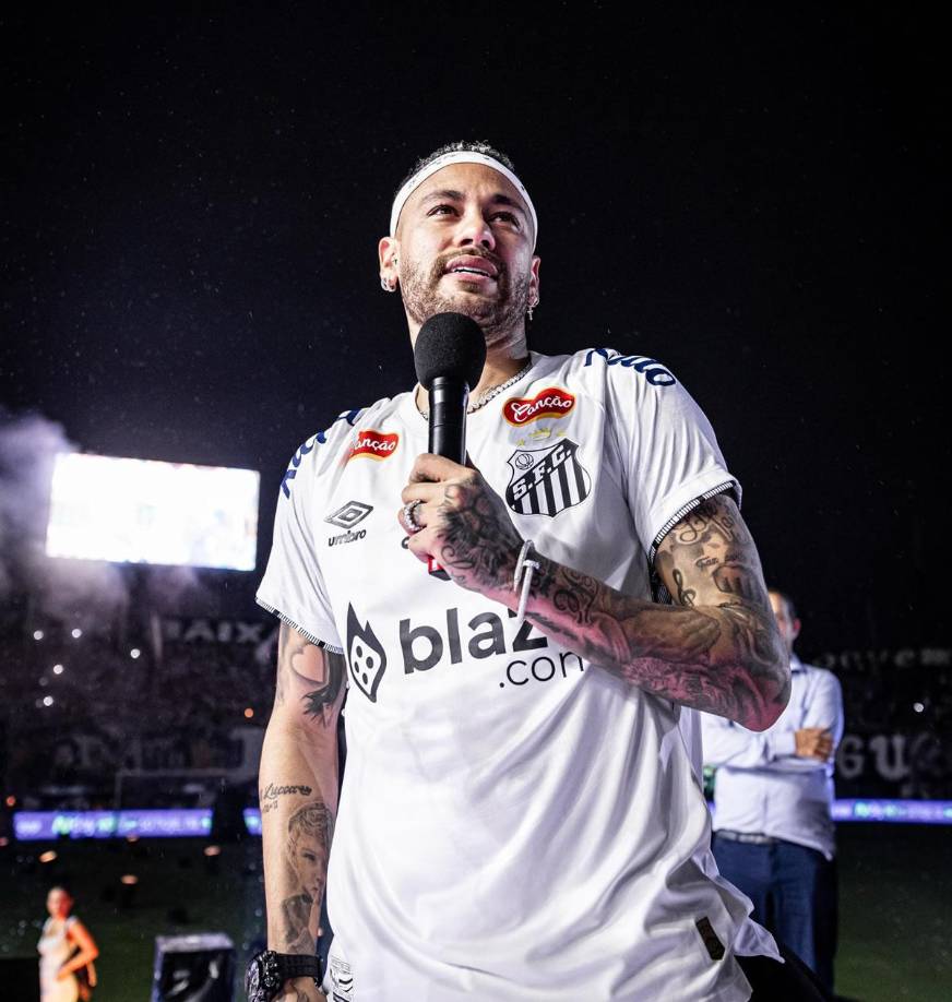 En sus primeras declaraciones como nuevo jugador del Santos, prometió que no le faltará “fuerza, garra, determinación, fe y osadía”, entre los cánticos de una grada enfervorecida.