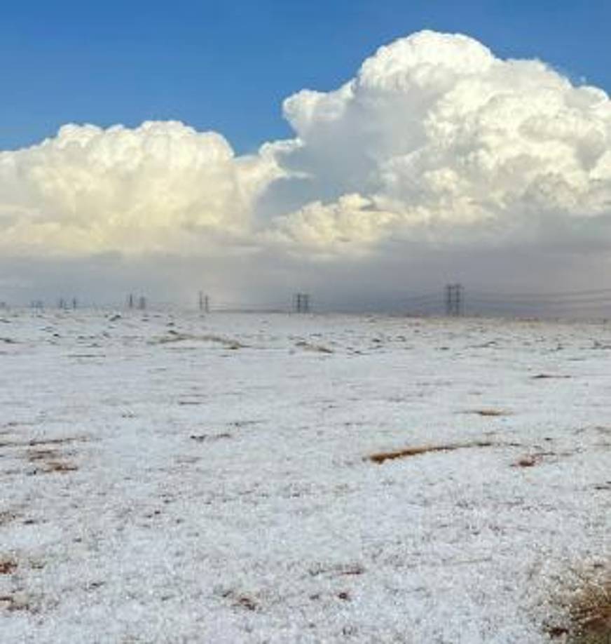 El Centro Nacional de Meteorología de los Emiratos Árabes Unidos informó que el movimiento del sistema de baja presión desencadenó un cambio brusco en los patrones climáticos.