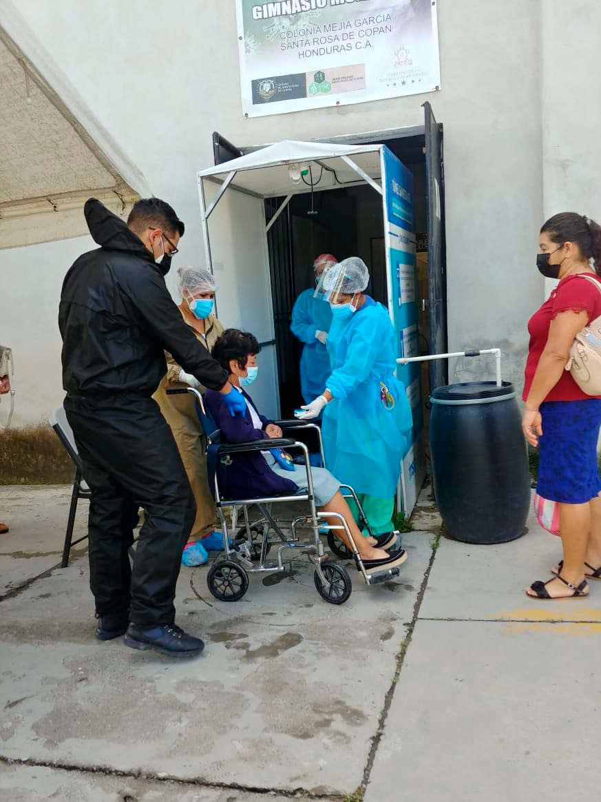 Adolescentes abarrotan sitios de vacunación contra el covid