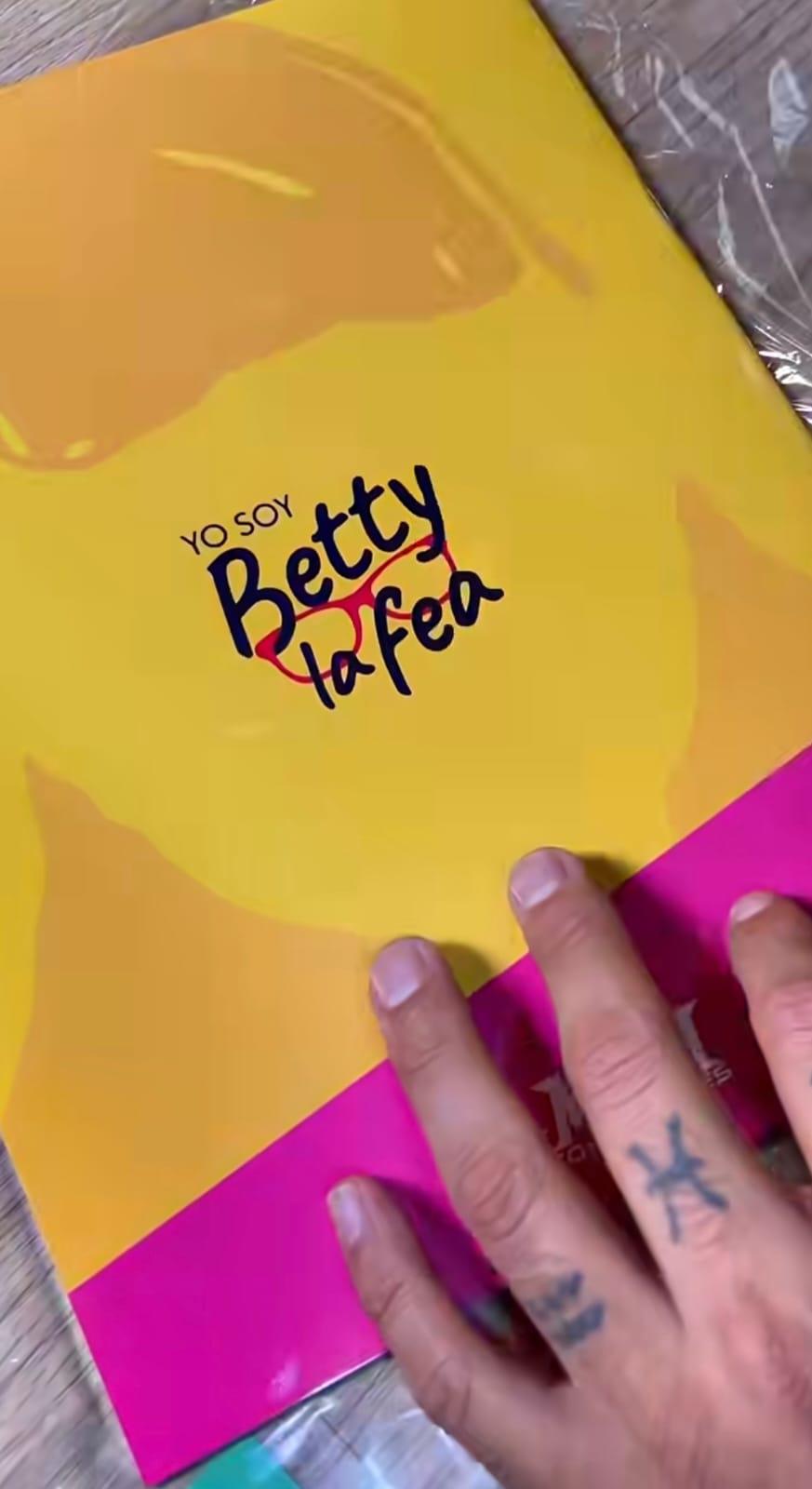 Lanzan álbum de estampas inspirado en Yo soy Betty, la fea