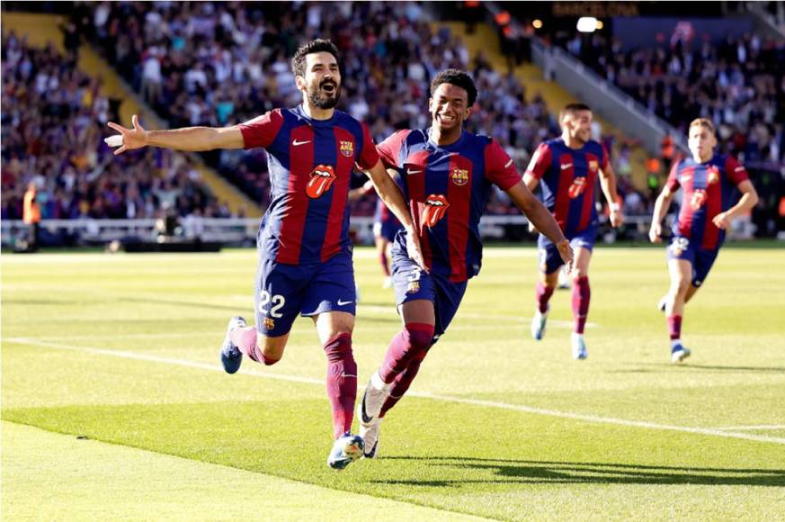 El mediocampista alemán İlkay Gündogan festejando con Alejandro Balde el gol del Barcelona contra el Real Madrid.