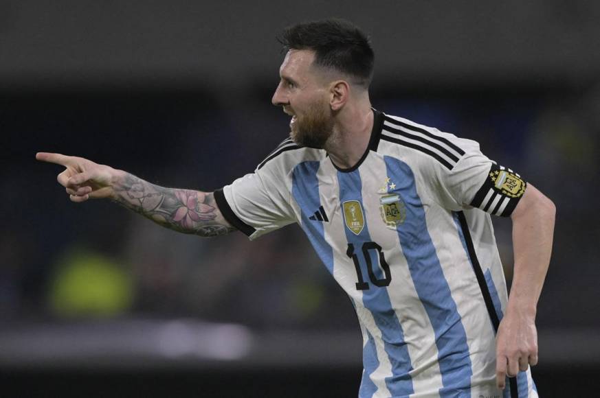 L’Équipe confirmó que el padre de Messi ya estaría en conversaciones con el Al Hilal de la primera división de Arabia Saudita. El equipo saudí ofrecería un salario galáctico y un contrato por dos temporadas para el jugador argentino.