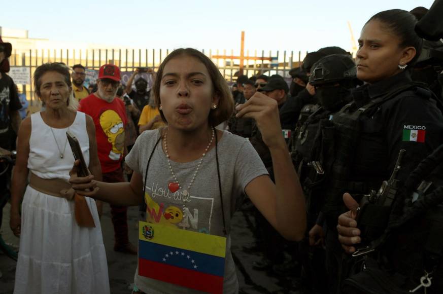 Según reportaron medios locales, cerca de medio centenar de migrantes acamparon durante los últimos días en las calles de Ciudad Juárez, cerca de la estación migratoria del INM donde a finales de marzo 40 extranjeros murieron en un incendio.