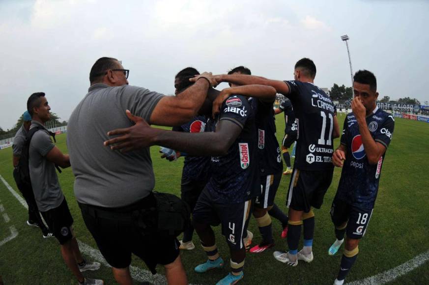 Jugadores del Motagua festejan el golazo de Carlos ‘Zapatilla’ Mejía.