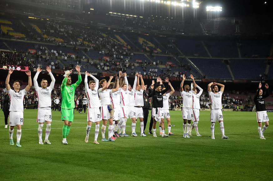 Los jugadores del Eintracht Frankfurt celebrando con sus aficionados en el Camp Nou la clasificación a semifinales de la Europa League.