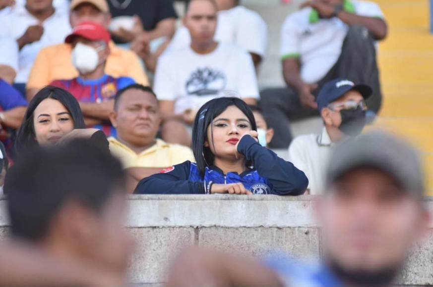 Las hermosas aficionadas enamoraron Choluteca para el duelo inicial del torneo Clausura 2023 entre Lobos UPNFM y Motagua.