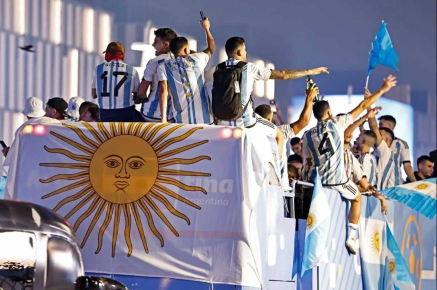 El plantel argentino aprovechó el recorrido por las calles de Qatar para sacarse selfies o transmitir desde sus celulares a los familiares que aún estaban en el estadio.