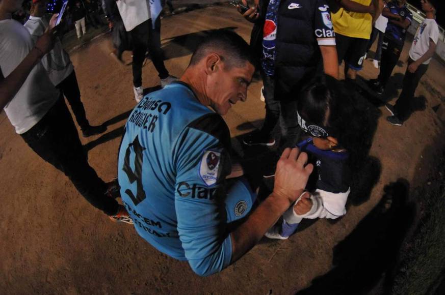 Jonathan Rougier firmó autógrafos a los aficionados del Motagua tras el final del partido en Danlí.