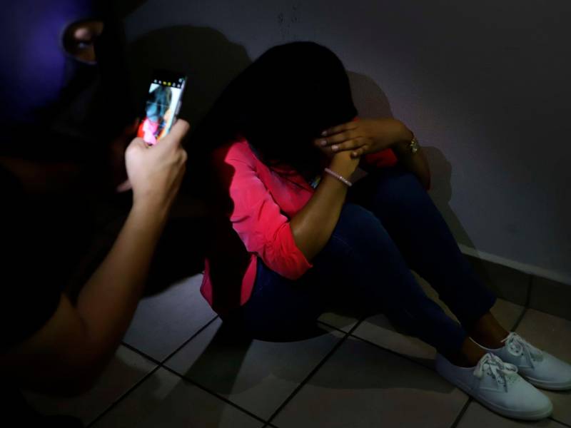 <b><span class=mln_uppercase_mln>criminalidad.</span></b> Muchas mujeres son víctimas de cibercriminales que exigen dinero a cambio de no divulgar fotos o información.