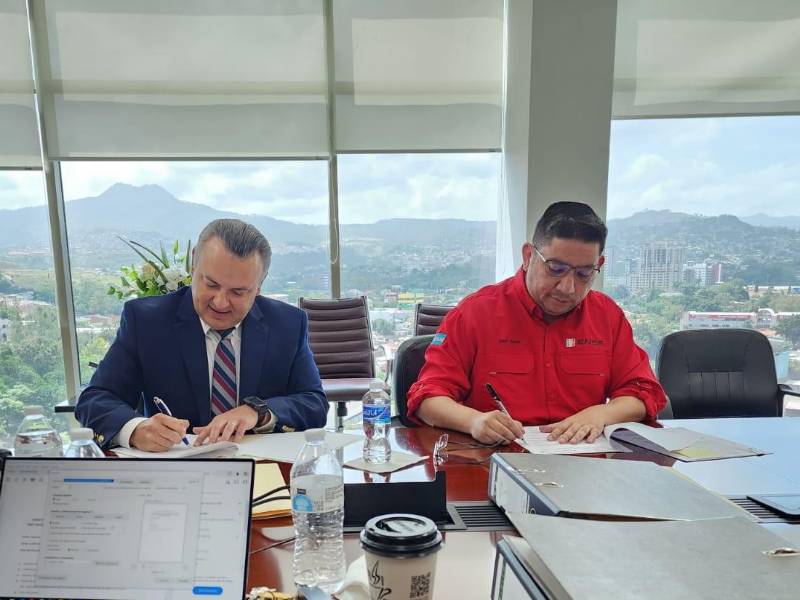 Erick Tejada (derecha) es el ministro de Energía y gerente interino de la Enee.