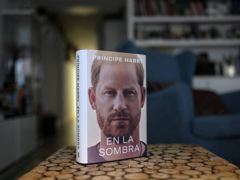 El príncipe Harry, hijo menor de Carlos III, fue acusado en el Reino Unido de querer “demoler” la familia real británica con las revelaciones contenidas en sus memorias, filtradas días antes de su publicación, a cuatro meses de la coronación de su padre.