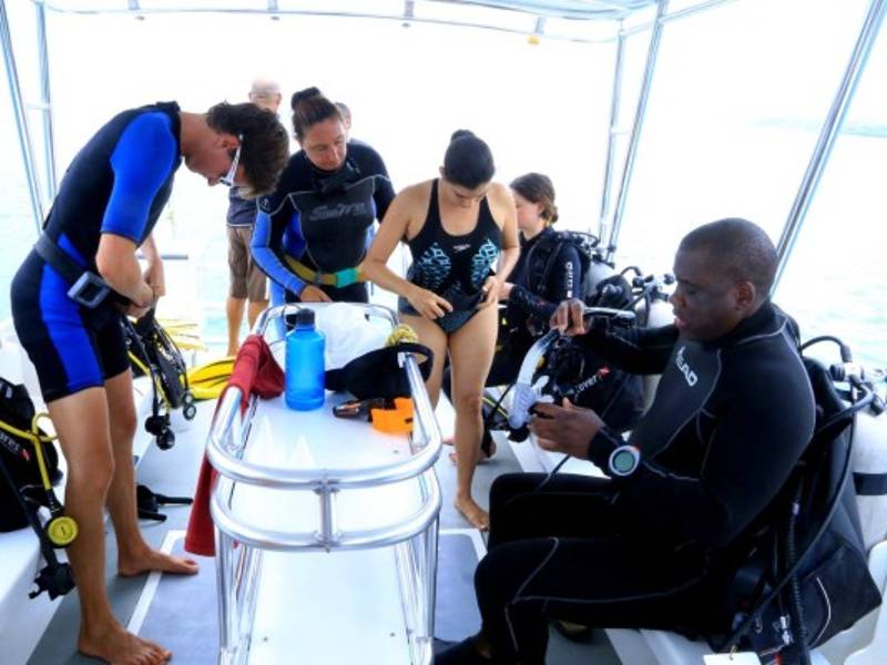 La instructora Serena Moscati y los drive master Osmán Gómez y Stefan Premer de Turquoise Bay preparan al grupo de buceadores, entre ellos Elizabeth Guillén, los canadienses Cary Darbouze, Jaella Bergeran y el equipo de LA PRENSA. Fotos: Franklyn Muñoz