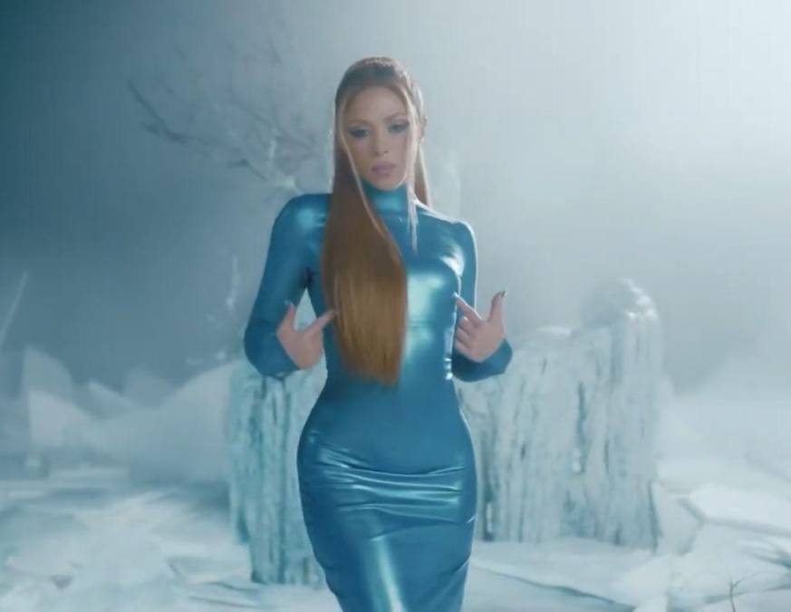 Shakira inicia en el tema en una escenografía fría, rodeada de témpanos de hielo y usando un vestido azul metálico. Dice en la letra que “verte con otra me dolió pero yo estoy puesta pa’ lo mío / lo que vivimos se me olvidó y eso es lo que te tiene ofendido”.