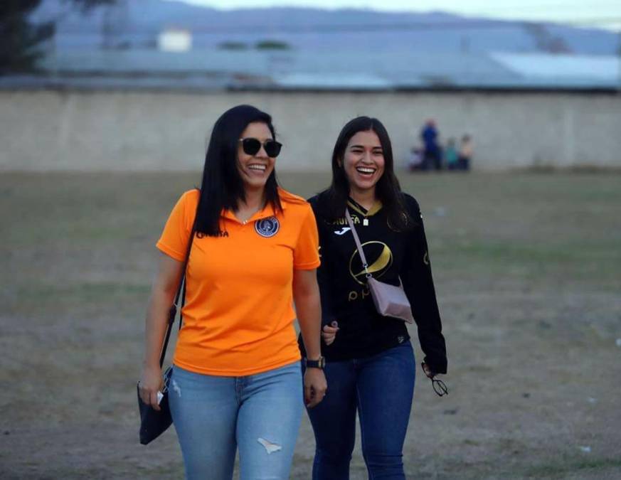 Dos guapas aficionadas del Motagua sonríen al lente de Diario La Prensa.