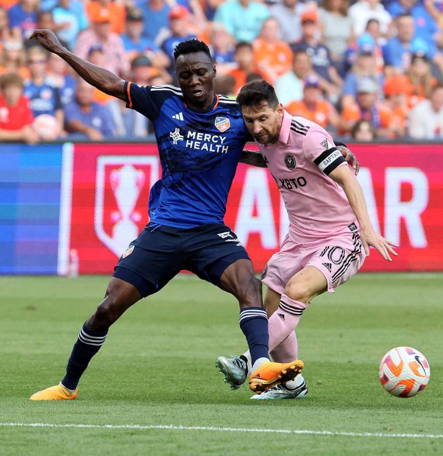 Messi disputa el balón con el defensa Obinna Nwobodo del Cincinnati.