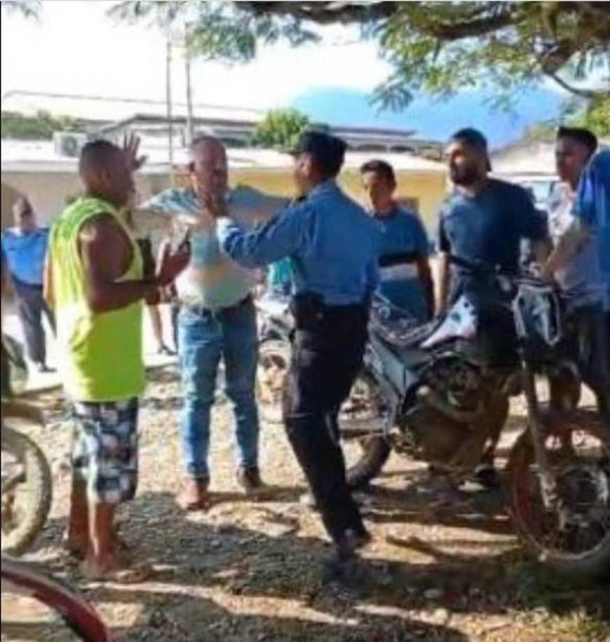 Uno de los elementos policiales pidió a sus subalternos que lo enchacharan.