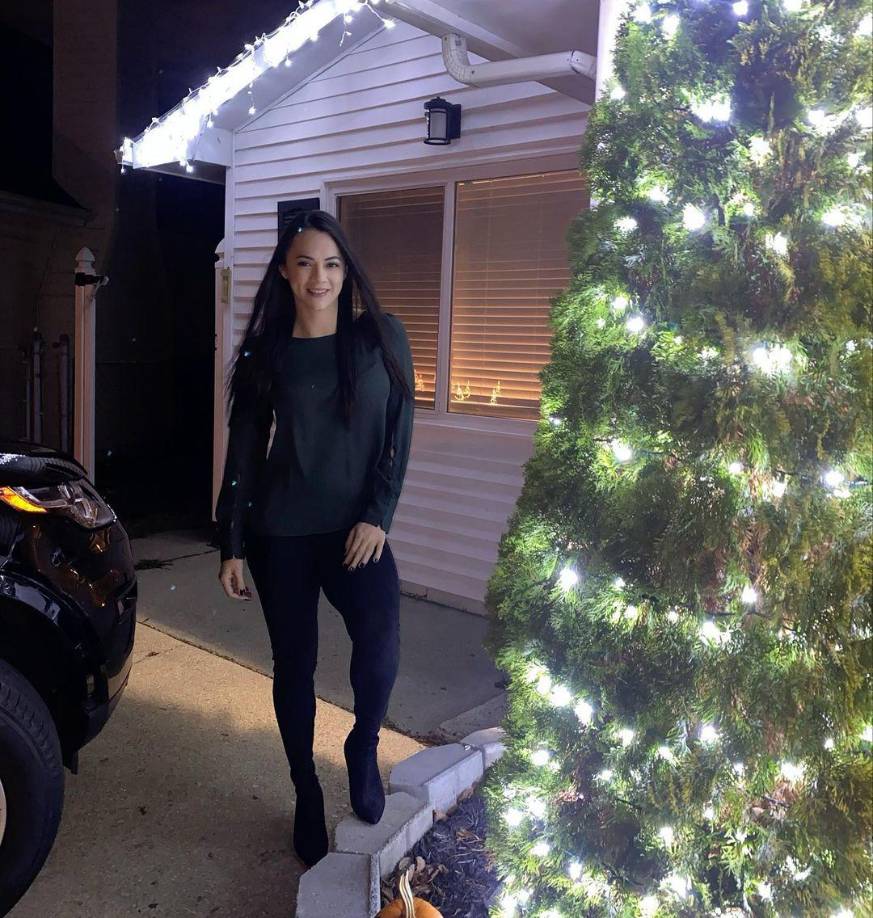 La siempre bella Isabel Zambrano, periodista de Deportes Televicentro, también se sumó a las celebraciones de Navidad y publicó un extenso mensaje en sus redes sociales acompañada por una serie de fotografías junto a una amiga. “En la vida conoces personas que lo único que no te une a ellas para ser familia es la sangre”, expresó. 