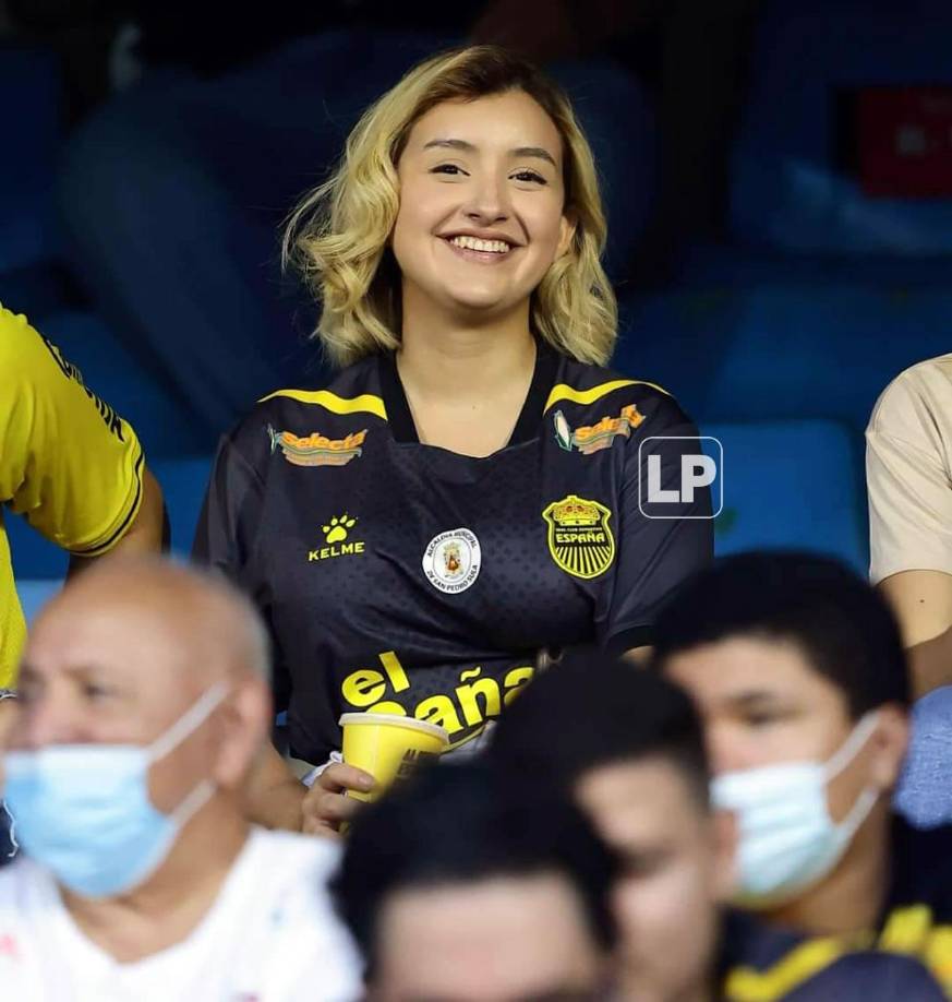 La linda sonrisa de esta aficionada del Real España.