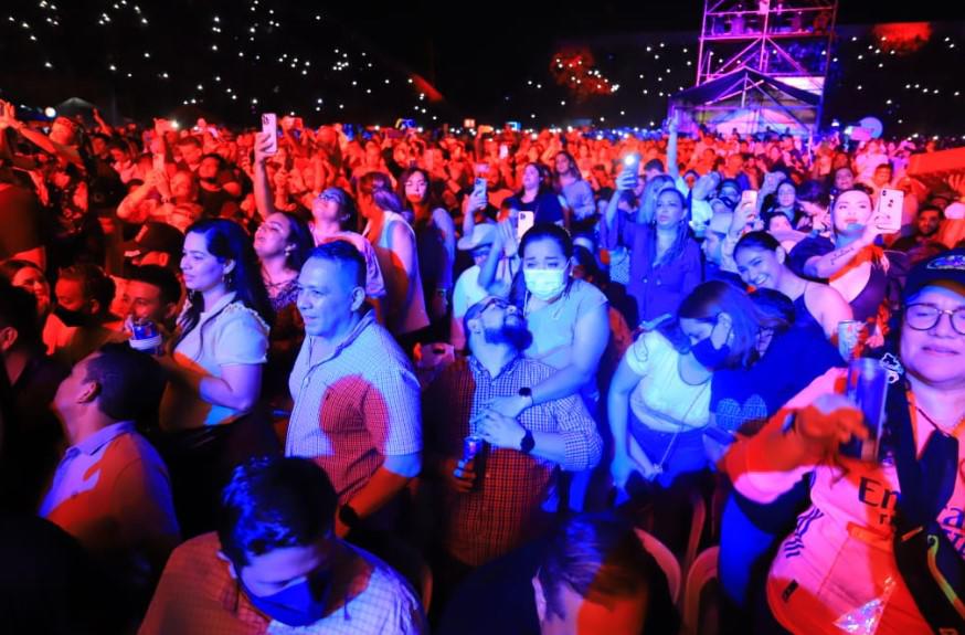 Los sampedranos cantaron a todo pulmón las canciones de “El Buki”.