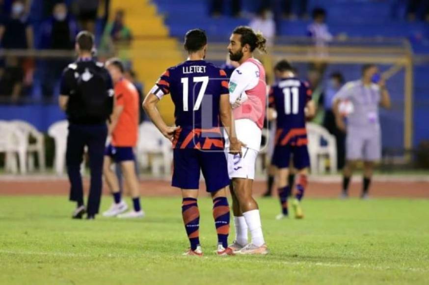 Danilo Acosta conversando con Sebastian Lletget, quien es su compañero en Los Angeles Galaxy de la MLS.