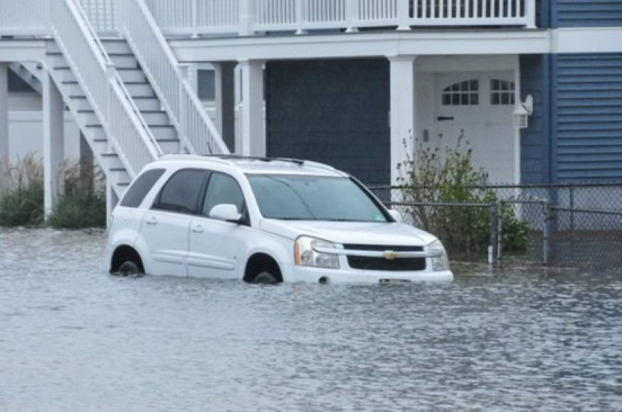 La tormenta tropical Beta amenaza con fuertes lluvias, inundaciones y marejada ciclónica a Texas, donde tocó tierra la noche del lunes y donde permanecerá prácticamente estacionaria antes de dirigirse el miércoles a Luisiana y Misisipi, según el Centro Nacional de Huracanes (NHC).