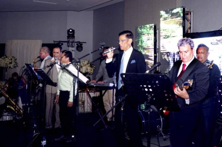 El padre del novio, Rodolfo Torres, cantó junto al grupo Los Clásicos.