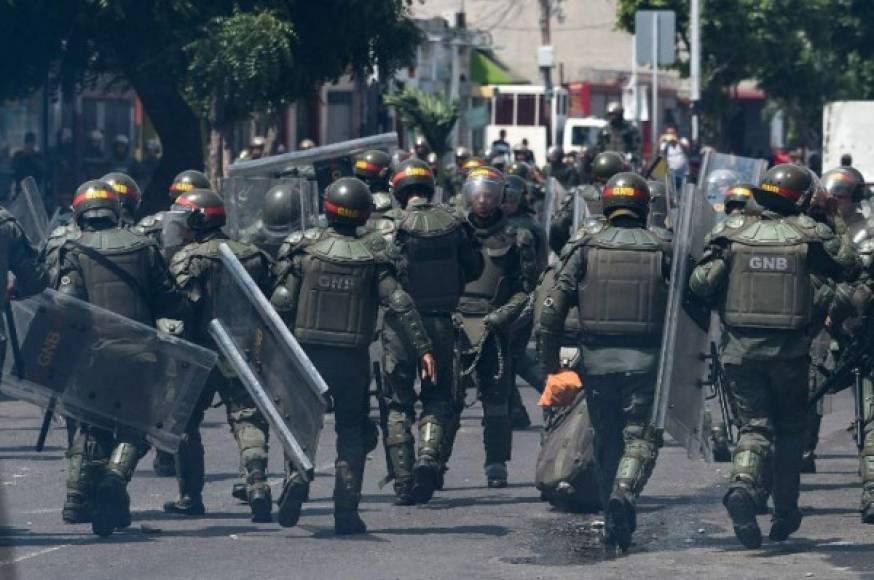 Un contingente de antimotines, con escudos y cascos, bloquearon la caravana de camiones con toneladas de medicinas y alimentos que intentaron ingresar desde Cúcuta.
