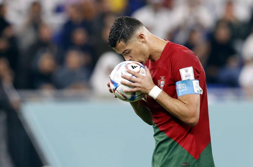 Cristiano Ronaldo besando el balón antes de lanzar el penal.