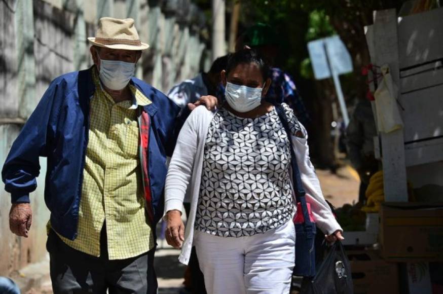 Los hondureños ya utilizan mascarillas al salir a las calles para protegerse del coronavirus, luego de que el Gobierno confirmara dos casos de Covid-19.