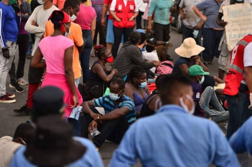Los migrantes, la mayoría con la boca y la nariz cubiertas por una mascarilla, fueron interceptados por agentes cuando avanzaban despacio por la carretera que conduce de Choluteca a Tegucigalpa, la capital de Honduras, indicó a periodistas la subinspectora de Policía Tania Cruz. Foto AFP