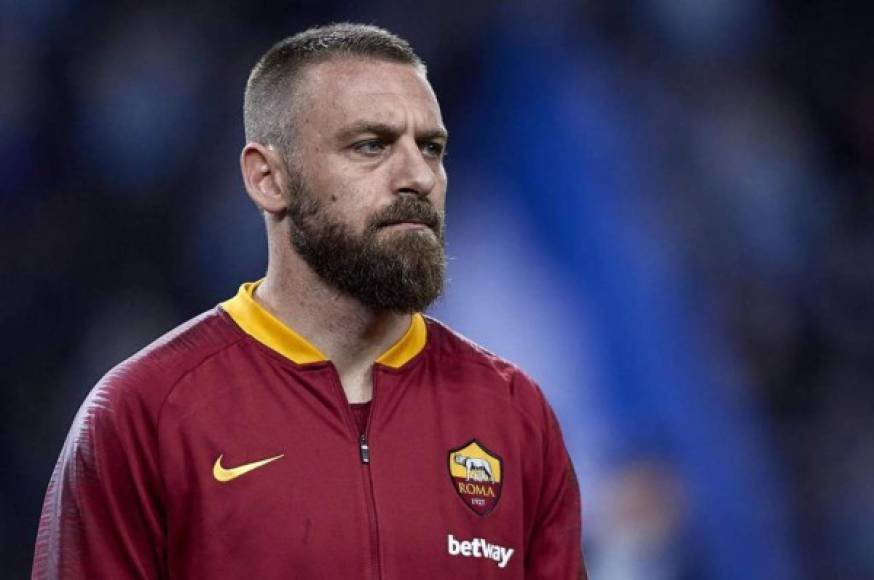 La Fiorentina, interesada en De Rossi. Diversos medios italianos señalan que la 'Viola' le ofrecerá un contrato al ex de la Roma. El Milan también pujará por el veterano centrocampista.<br/>