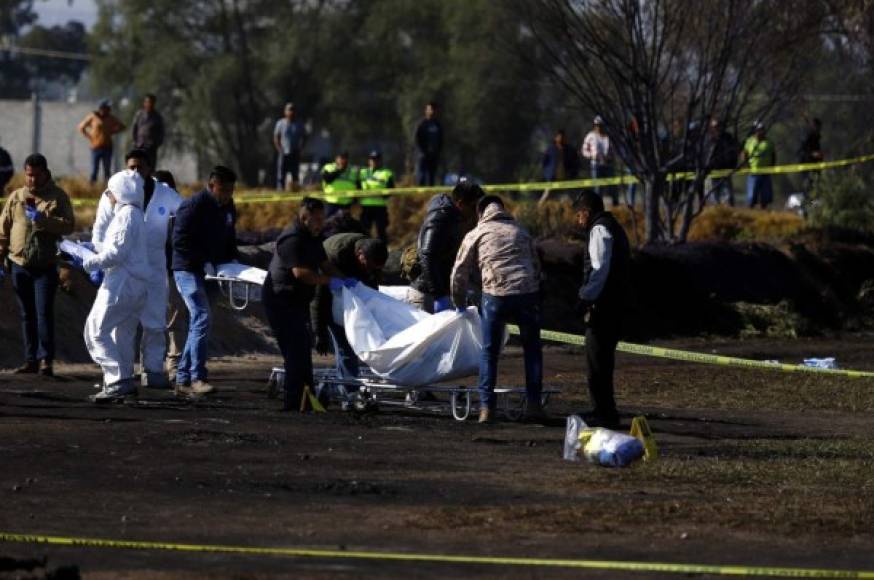 El trabajo de los peritos forenses proseguirá al menos hasta el lunes por la tarde, cuando se prevé haya terminado la agónica espera de los familiares.