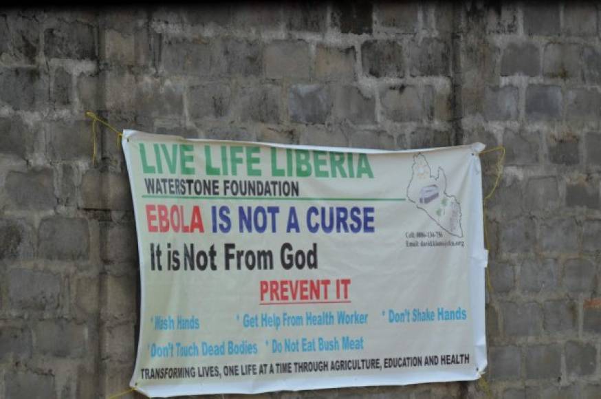 Durante una epidemia, el ébola se transmite entre los seres humanos a través de un contacto directo y estrecho. Una persona sana se contagia por los 'fluidos corporales' de una enferma: sangre, vómito, heces. Foto AFP
