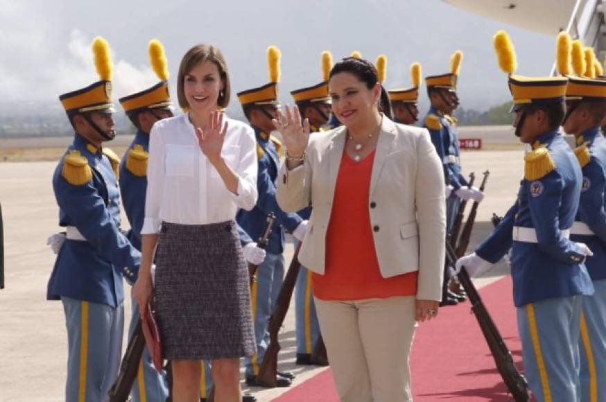 A su llegada a Palmerola el lunes en la tarde fue recibida por la primera dama Ana de Hernández.