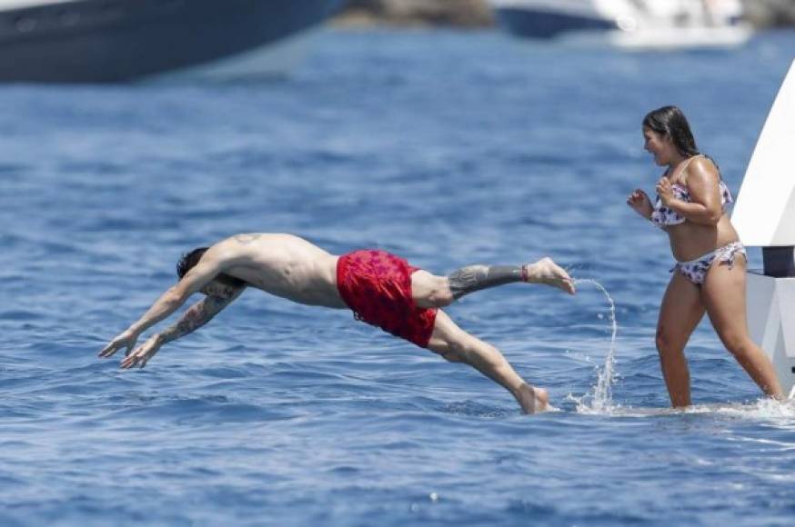 Momento en que Messi se dio su respectivo chapuzón en Ibiza. FOTO GTRES.