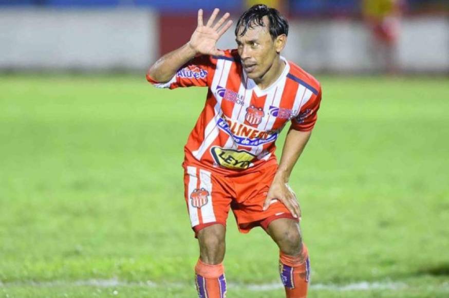 Javier Portillo: El veterano futbolista hondureño todavía no ha firmado contrato con el Vida de La Ceiba, en el club cocotero esperan firmarlo ya que de momento solo tienen un acuerdo verbal.