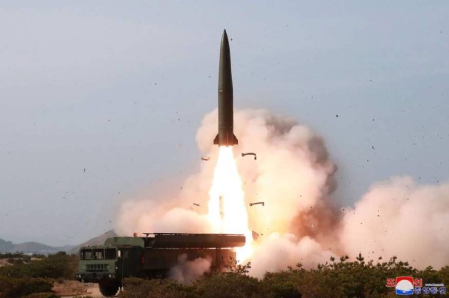 Corea del Norte realizó este fin de semana maniobras militares para probar su nuevo lanzacohetes 'de grueso calibre y largo alcance, junto a varias armas tácticas teledirigidas', un simulacro castrense que desató nuevas tensiones por las intenciones del régimen de Pionyang.