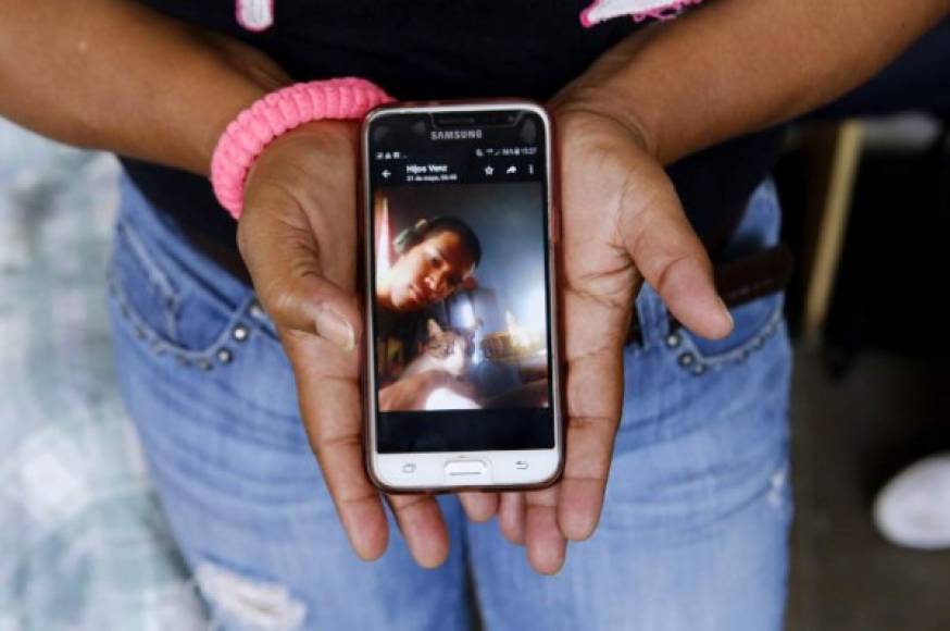 La migrante venezolana, Faviola Lourido Vergara, muestra su única posesión en un refugio de Tapachula, un celular con las imágenes de su familia.