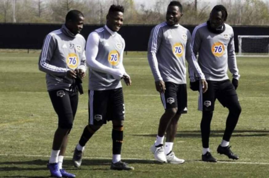 Días después Romell Quioto rompió el silenció y atizó contra dos de sus compañeros en el Houston Dynamo. ¿De qué manera han reaccionado sus compañeros hondureños ante tal situación? se le consultó en una entrevista para Diario La Prensa, a lo que respondió: “Con el único que he hablado de esta situación y me ha dado consejos es Alberth Elis, con quien esta de más decirlo tengo una muy buena relación, los demás (Maynor Figueroa y Boniek García) me han dado la espalda, en una ocasión me encontré a Maynor y solo me preguntó por cuanto tiempo estaría suspendido, ellos me dieron la espalda, no les importó, el único que me ha dado su respaldo es Elis, de allí los demás nada que ver, el siente mi dolor y le agradezco, en momentos difíciles como este, es que te das cuenta quienes son tus amigos y quienes no lo son”.