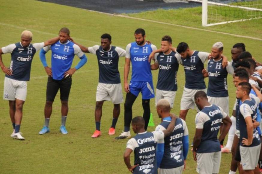 Cinco futbolistas más el técnico y preparador físico dieron positivo por coronavirus en la selección de Honduras durante la Copa Oro.