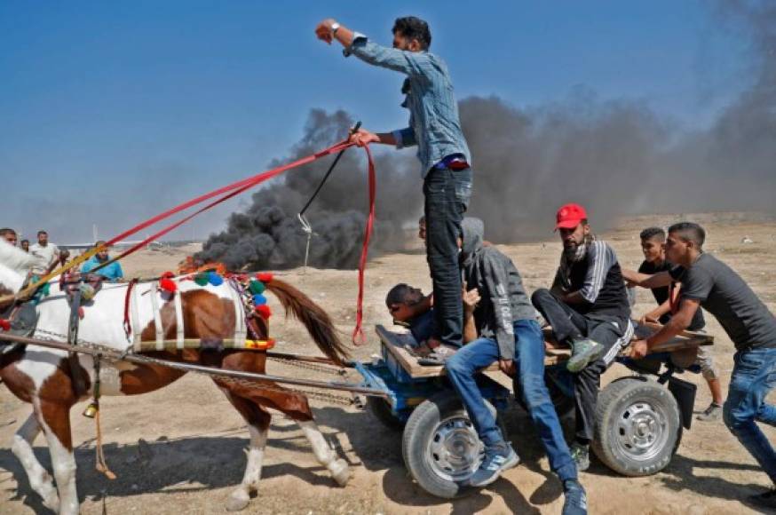 Un herido es transportado en una improvisada ambulancia tirada por caballo.
