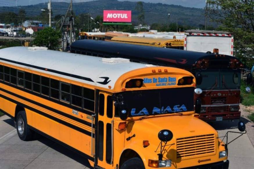 La calle que conduce hacia del departamento de Olancho, a la altura de un centro comercial, también fue tomada por los transportistas. Los vehículos estuvieron estacionados por varias horas.