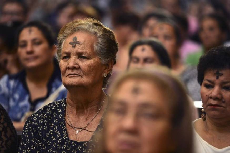 FOTOS: Católicos conmemoran inicio de cuaresma en misa de miércoles de ceniza