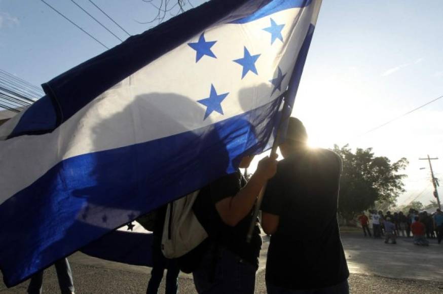 Hasta la bandera de Honduras flameó en las marchas de los indignados.