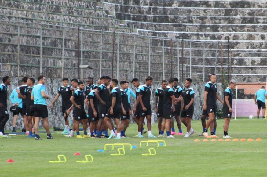 Los muchachos de la selección de Honduras se mostraron concentrados en la última práctica. 